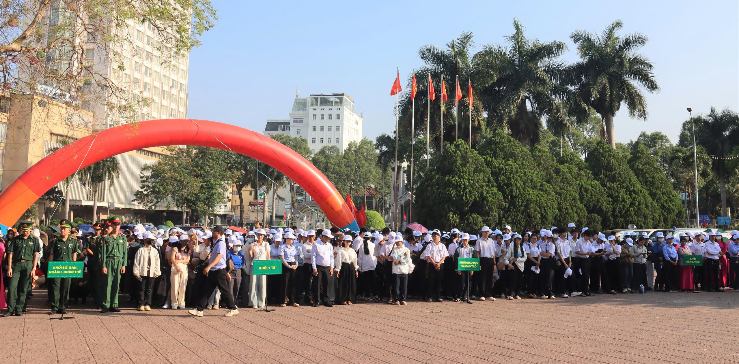 Đông đảo cán bộ, công chức, viên chức, học sinh, sinh viên tham gia hưởng ứng.